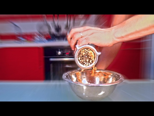 МЯЧИК-ПОПРЫГУНЧИК В МЯСОРУБКЕ