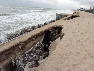 Часть новой набережной в Затоке обрушилась в воду во время шторма