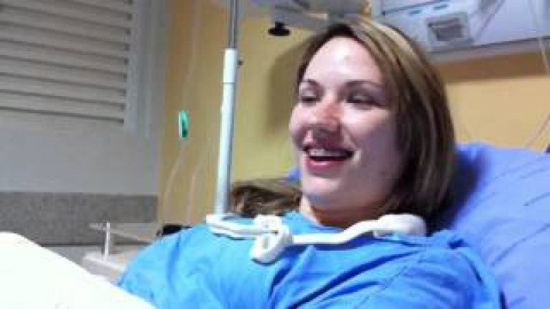 Amanda com o braço quebrado