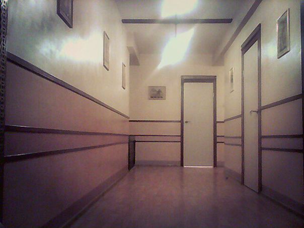 Фото: Сдаю комнату в трёхкомнатной квартире от собственника.<br>Квартира 95кв.м, расположена в пешей доступности от м.Первомайская. Для арендатора-автовладельца въезд на территорию дома через автоматические ворота. Территория дома под видеонаблюдением, консьерж. Квартира-мансарда с высоким потолком и коридором 