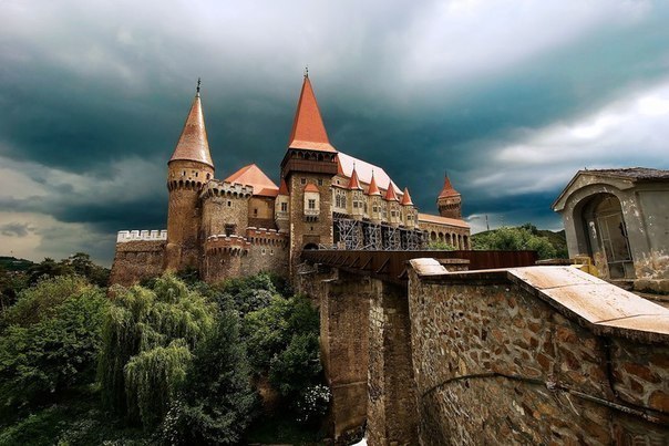 Замок Корвинов, Румыния