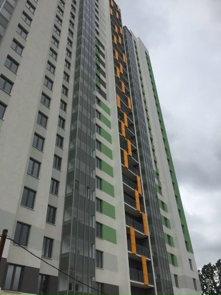 Парашютная ул., 61к4<br><br>Переуступка в ЖК Шуваловский. Срок сдачи 4 кв 2017 года. <br><br>Жилой комплекс Шуваловский расположен в нескольких шагах от Шуваловского карьера, чуть поодаль Юнтоловская дача и Новоорловский лесопарк. Вместе с этим загородным очарованием комплекс располагает всеми преимуществами популярного Приморского района: вблизи ряд сетевых супермаркетов, строительные магазины, крупные ТРК, школы, детские сады, поликлиники, до ближайшего метро Комендантский проспект всего 10 минут езды на транспорте. Благодаря близости КАД и ЗСД, а также расположению в северной части города, жители Шуваловского смогут быстро добраться до лучшей части области Курортного района с изобилием ресторанов вдоль побережья Финского залива. Экологическое окружение предопределило внутреннее наполнение комплекса. Здесь появятся прогулочные аллели, зоны для пикников, спортивные и игровые площадки, сеть велосипедных дорожек. Собственная социальная инфраструктура включает два детских сада и школу с бассейном. <br>Колоритное решение фасадов принадлежит известному проектному бюро Григорьев и партнеры. Отличительная особенность - функциональная планировка квартиры.<br>Цена 3 300 000 руб. - фото Фото: Парашютная ул., 61к4<br><br>Переуступка в ЖК Шуваловский. Срок сдачи 4 кв 2017 года. <br><br>Жилой комплекс Шуваловский расположен в нескольких шагах от Шуваловского карьера, чуть поодаль Юнтоловская дача и Новоорловский лесопарк. Вместе с этим загородным очарованием комплекс располагает всеми преимуществами популярного Приморского района: вблизи ряд сетевых супермаркетов, строительные магазины, крупные ТРК, школы, детские сады, поликлиники, до ближайшего метро Комендантский проспект всего 10 минут езды на транспорте. Благодаря близости КАД и ЗСД, а также расположению в северной части города, жители Шуваловского смогут быстро добраться до лучшей части области Курортного района с изобилием ресторанов вдоль побережья Финского залива. Экологическое окружение предопределило внутреннее наполнение комплекса. Здесь появятся прогулочные аллели, зоны для пикников, спортивные и игровые площадки, сеть велосипедных дорожек. Собственная социальная инфраструктура включает два детских сада и школу с бассейном. <br>Колоритное решение фасадов принадлежит известному проектному бюро Григорьев и партнеры. Отличительная особенность - функциональная планировка квартиры.<br>Цена 3 300 000 руб.
