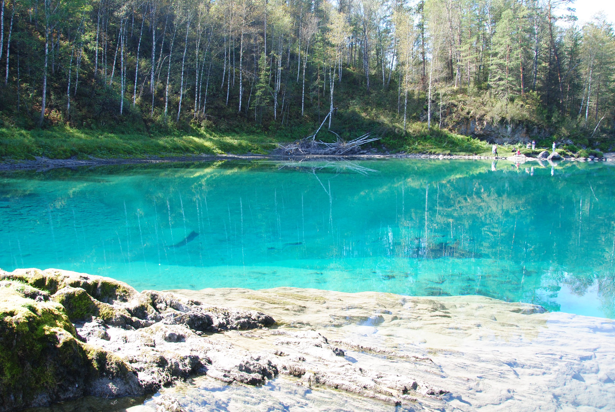 Озеро с синей водой