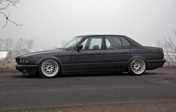 #BMW 7-Series (E32)