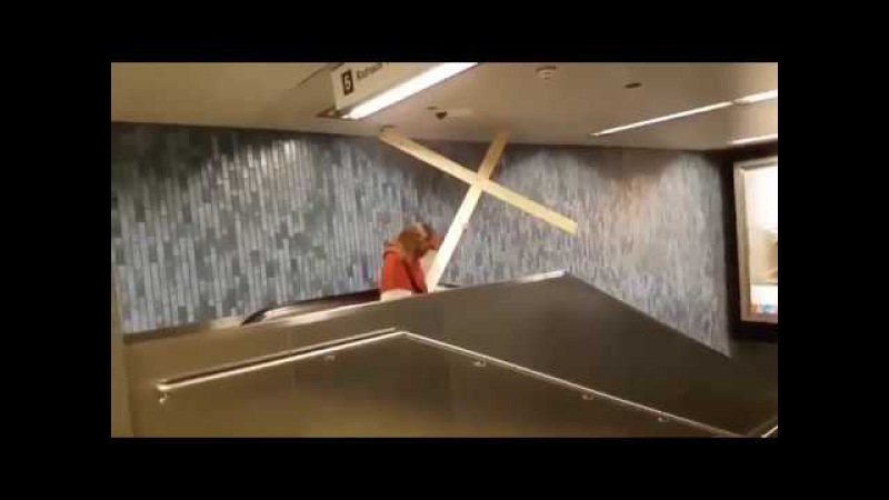 Иисус застрял на эскалаторе в метро.