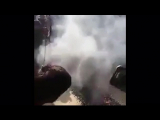 Шиит-рафидит поклоняется Иблису на горящих углях.