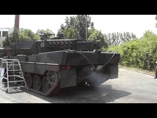 Leopard 2 Sound - Engine (Motor) start, full throttle (Vollgas), engine (Motor) stop