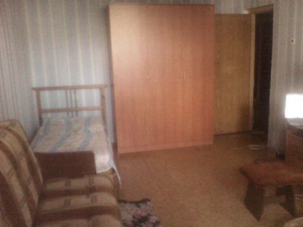 18000<br>89263654947<br>Большая комната в двухкомнатной квартире.В комнате- 3 кровати , 2 стола, телевизор ,1 шкаф. Также в квартире - холодильник , телевизор на кухне , стиральная машинка . Квартира чистая, не прокуренная ( курить на лестничной площадке). Множество транспортных развязок , 5 минут от станции Ховрино(Ленинградского направления) От ховрино -комсомольской- 20 минут. Рядом имеется английская школа 1224, детские сады, музыкальная школа 63 , детские площадки , во дворе - футбольная коробка, баскетбольная, тренажерка, в парке можно побегать , деревья , тропинки и там же еще один мини тренажорный, парк в 2ух минутах от подъезда. Соседняя комната сдается , живут мать с сыном , взрослые , из Белоруссии , тихие , работают, спортивные , добрые и приветливые. Очень удобно будет студентам или семейной паре с ребенком так как 3 кровати(перестановка или лишнее можно будет убрать) . Цена от 18 тр ( в зависимости от кол-ва проживающих) + коммуналка и интернет ( в среднем еще 2тр) на длительный срок.Оплата за 2 месяца. Без комиссий и процентов , собственник. - фото Фото: 18000<br>89263654947<br>Большая комната в двухкомнатной квартире.В комнате- 3 кровати , 2 стола, телевизор ,1 шкаф. Также в квартире - холодильник , телевизор на кухне , стиральная машинка . Квартира чистая, не прокуренная ( курить на лестничной площадке). Множество транспортных развязок , 5 минут от станции Ховрино(Ленинградского направления) От ховрино -комсомольской- 20 минут. Рядом имеется английская школа 1224, детские сады, музыкальная школа 63 , детские площадки , во дворе - футбольная коробка, баскетбольная, тренажерка, в парке можно побегать , деревья , тропинки и там же еще один мини тренажорный, парк в 2ух минутах от подъезда. Соседняя комната сдается , живут мать с сыном , взрослые , из Белоруссии , тихие , работают, спортивные , добрые и приветливые. Очень удобно будет студентам или семейной паре с ребенком так как 3 кровати(перестановка или лишнее можно будет убрать) . Цена от 18 тр ( в зависимости от кол-ва проживающих) + коммуналка и интернет ( в среднем еще 2тр) на длительный срок.Оплата за 2 месяца. Без комиссий и процентов , собственник.