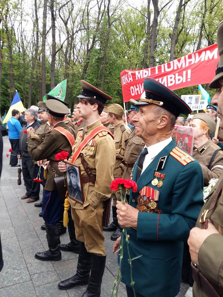 Жители Харькова массово празднуют День Победы: фото Жители Харькова массово празднуют День Победы: фото