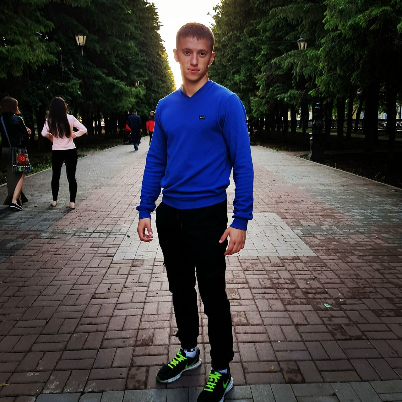 Парни в спортивных штанах вк. Парни 2020 ВК. Парни в брюках ВК. Русские пацаны 2020 году модные 16 лет спортивные красивые. Серёжа 01к в спортивных штанах.
