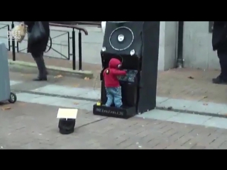 Крутит музыку Dj