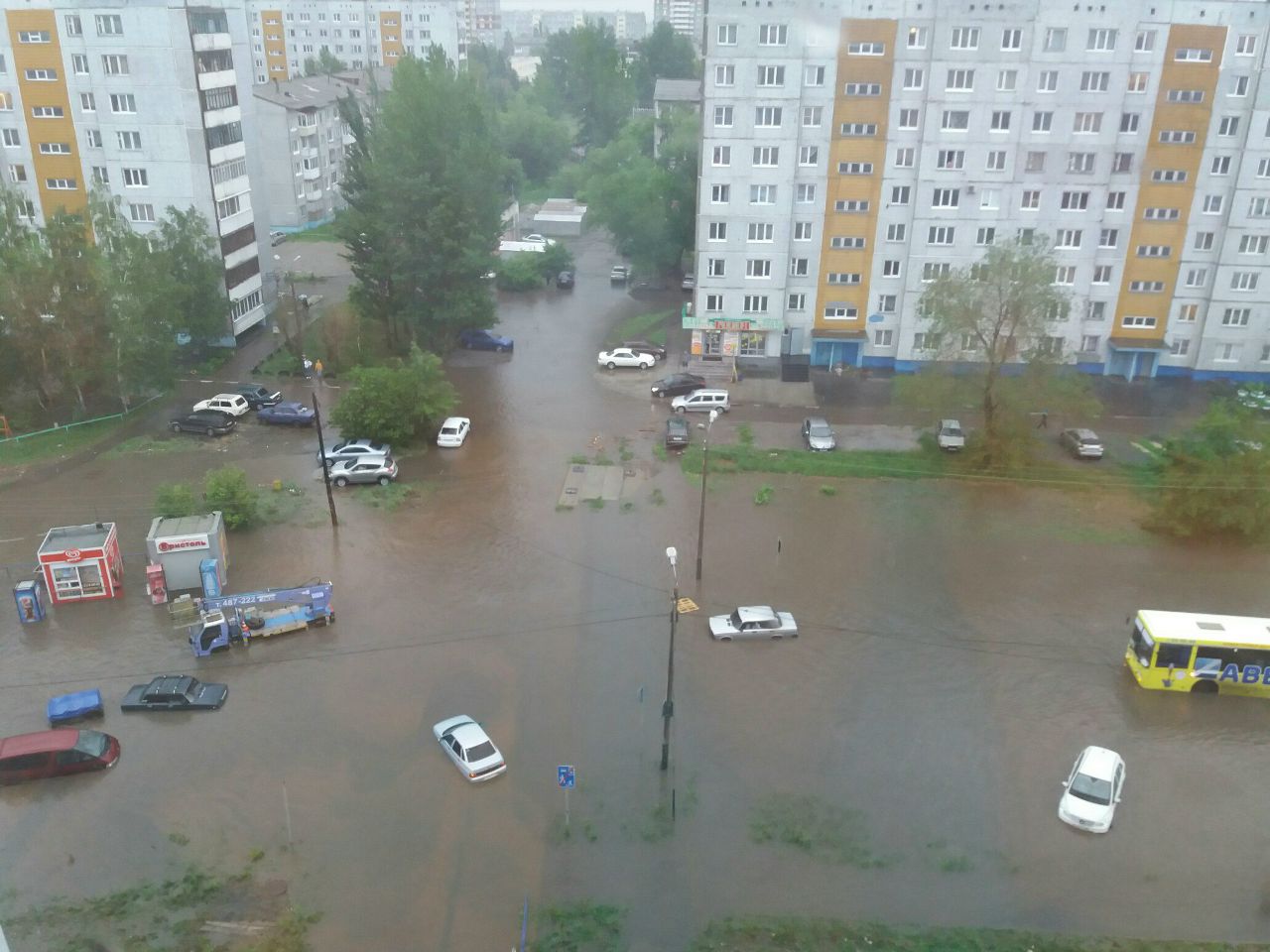В Омске скрыло водой машины на Левобережье В Омске скрыло водой машины на Левобережье