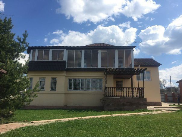 Добрый день! Сдаю загородный дом без посредников, деревня Базарово, Дмитровский район, 30 км от МКАД, в 10 минутах на автобусе станция Икша. <br>Площадь 320 кв.м. 15 соток, 2 этажа + цокольный этаж, 5 спален, каминная гостевая, 3 санузла, терраса с видом на водохранилище, гараж тёплый на 1 машину, отопление газовое, полностью меблированный, холодильник, телевизор, посудомоечная машина, стиральная машина, проведён интернет, всего за 90000 в месяц, уместен торг.<br>Звоните +79199900837 Анна<br> Kukshinova - фото Фото: Добрый день! Сдаю загородный дом без посредников, деревня Базарово, Дмитровский район, 30 км от МКАД, в 10 минутах на автобусе станция Икша. <br>Площадь 320 кв.м. 15 соток, 2 этажа + цокольный этаж, 5 спален, каминная гостевая, 3 санузла, терраса с видом на водохранилище, гараж тёплый на 1 машину, отопление газовое, полностью меблированный, холодильник, телевизор, посудомоечная машина, стиральная машина, проведён интернет, всего за 90000 в месяц, уместен торг.<br>Звоните +79199900837 Анна<br> Kukshinova