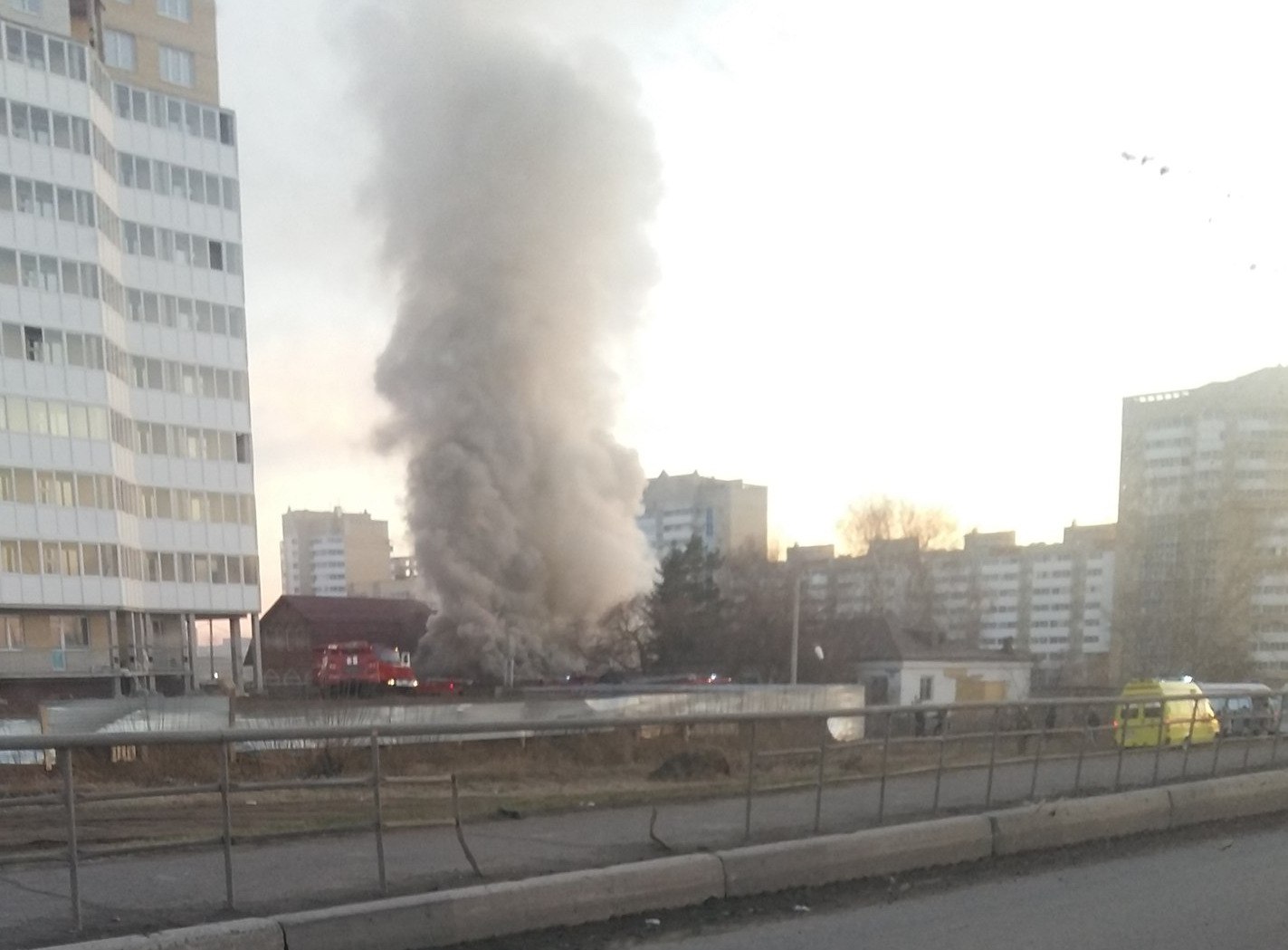 В Омске пять часов не могли потушить частный дом