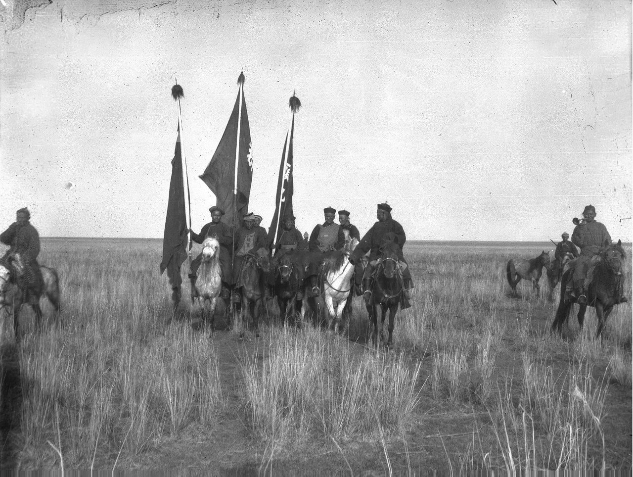 Богатый ойрат-монгол Насамбатин со своими людьми прибывает в лагерь Маннергейма