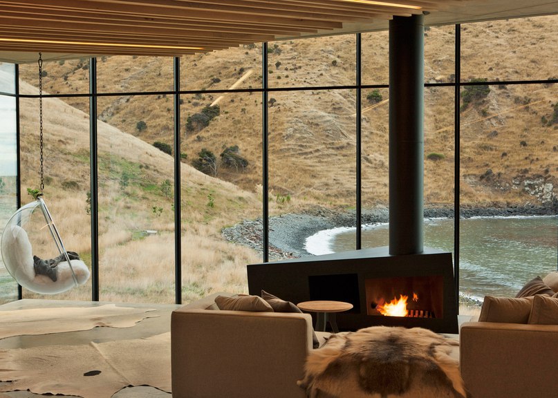 Honeymoon retreat by Andrew Patterson nestles on shoreline of a New Zealand peninsula