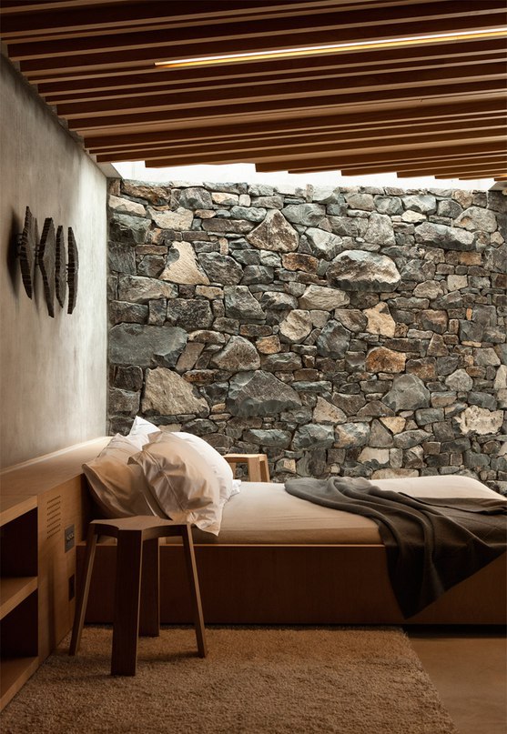 Honeymoon retreat by Andrew Patterson nestles on shoreline of a New Zealand peninsula