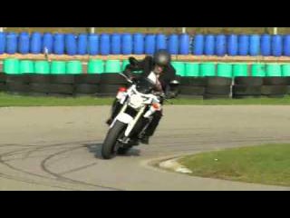 Suzuki GSR 750 : La pub qui décoiffe !