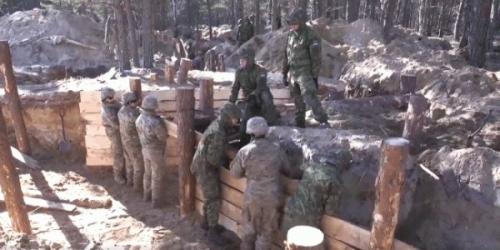 НАТО окапывается: у границы с Россией в Эстонии роют окопы и блиндажи 