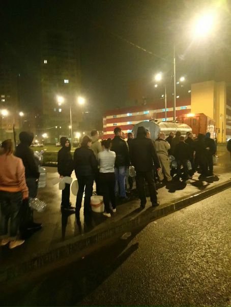 В квартале Новая Охта десятки домов остались без воды<br>Не менее двадцати многоэтажек отключены от водоснабжения вечером 13 сентября в жилом комплексе «Новая Охта» в Красногвардейском районе Петербурга. Ожидается, что проблему не решат раньше следующего дня. <br><br>Как сообщили «Фонтанке» читатели, воды нет в квартале, ограниченном проспектом Маршака, улицей Даниила Хармса, Муринской дорогой и улицей Корнея Чуковского. По их оценкам, отключение из-за проблем с канализацией затронуло не менее 26 многоэтажек, в которых, как отмечают жильцы, живет много многодетных семей с маленькими детьми. Бутилированная вода в ближайших магазинах закончилась. В редакцию писали, что в подвозе питьевой воды «Водоканал» жителям домов по телефону отказывал. Около полуночи цистерны с водой все-таки подъехали к жилому комплексу.<br><br>В аварийной службе пояснили, что вышел из строя насос, над устранением неисправности в настоящее время работают. По имеющейся у нашего издания информации, причиной стал засор на участке, который ещё не передан городу. Воду в микрорайоне перекрыли, чтобы избежать подтопления. По предварительным данным, разобраться с аварией должны к полудню четверга, 14 сентября.<br> - фото Фото: В квартале Новая Охта десятки домов остались без воды<br>Не менее двадцати многоэтажек отключены от водоснабжения вечером 13 сентября в жилом комплексе «Новая Охта» в Красногвардейском районе Петербурга. Ожидается, что проблему не решат раньше следующего дня. <br><br>Как сообщили «Фонтанке» читатели, воды нет в квартале, ограниченном проспектом Маршака, улицей Даниила Хармса, Муринской дорогой и улицей Корнея Чуковского. По их оценкам, отключение из-за проблем с канализацией затронуло не менее 26 многоэтажек, в которых, как отмечают жильцы, живет много многодетных семей с маленькими детьми. Бутилированная вода в ближайших магазинах закончилась. В редакцию писали, что в подвозе питьевой воды «Водоканал» жителям домов по телефону отказывал. Около полуночи цистерны с водой все-таки подъехали к жилому комплексу.<br><br>В аварийной службе пояснили, что вышел из строя насос, над устранением неисправности в настоящее время работают. По имеющейся у нашего издания информации, причиной стал засор на участке, который ещё не передан городу. Воду в микрорайоне перекрыли, чтобы избежать подтопления. По предварительным данным, разобраться с аварией должны к полудню четверга, 14 сентября.<br>