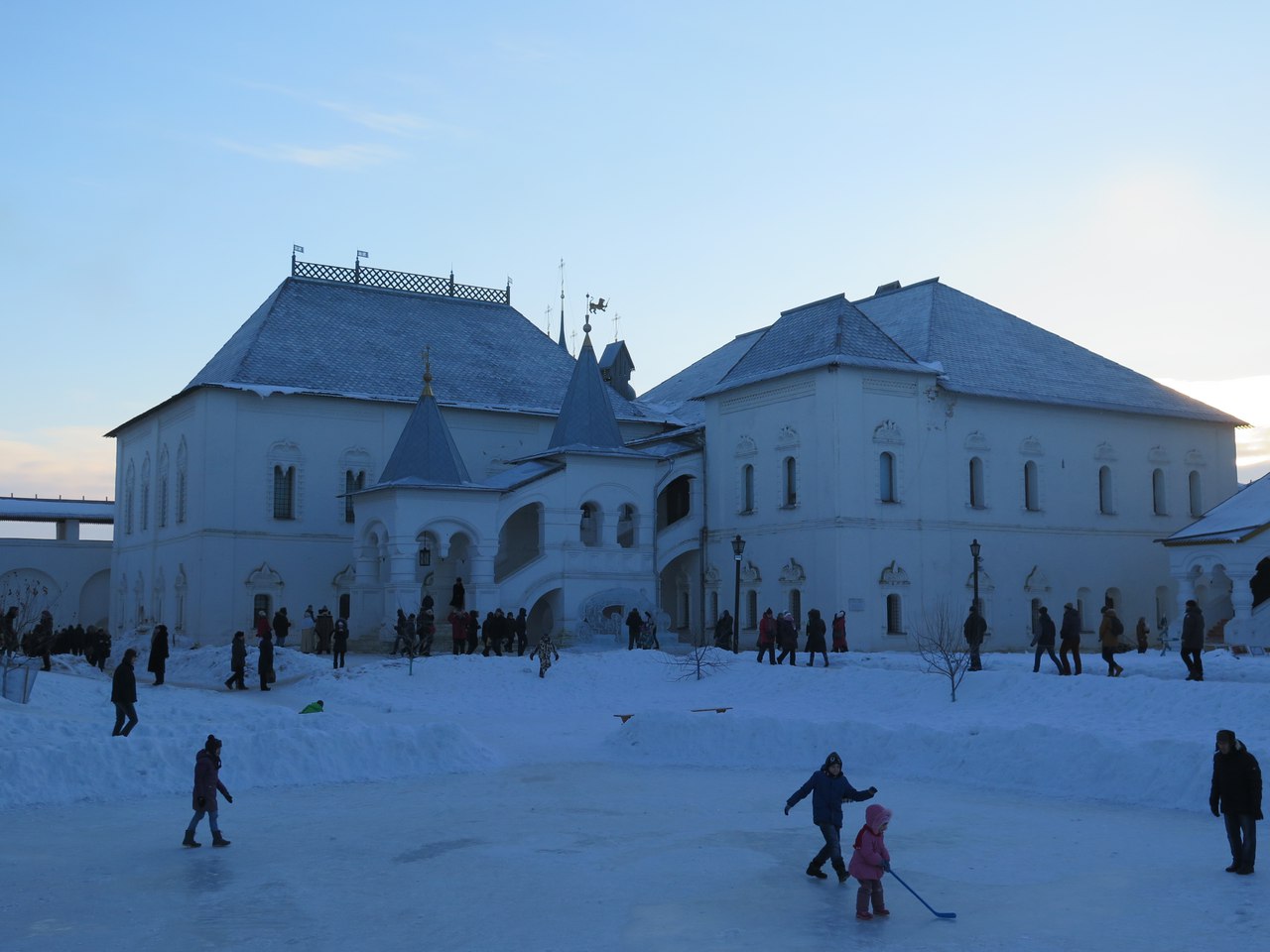 Гтк суздаль чародеи. Где снимался классик в каком городе. Кадры из фильма классик 1998. Где снимали классик. Чародеи фильм нуину здание.