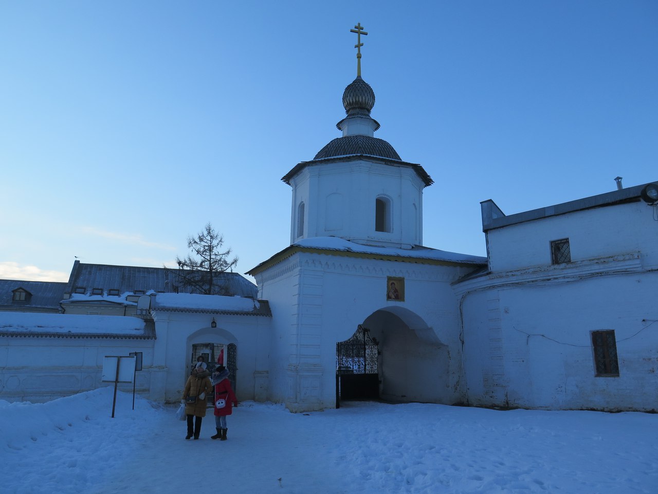 Иван васильевич меняет профессию где снимали кремль. Где снимался сериал монастырь. Где снимали фильм иван васильевич в каком монастыре. Иван васильевич меняет профессию ростовский кремль кадры из фильма. Ростов великий кремль иван васильевич меняет профессию.