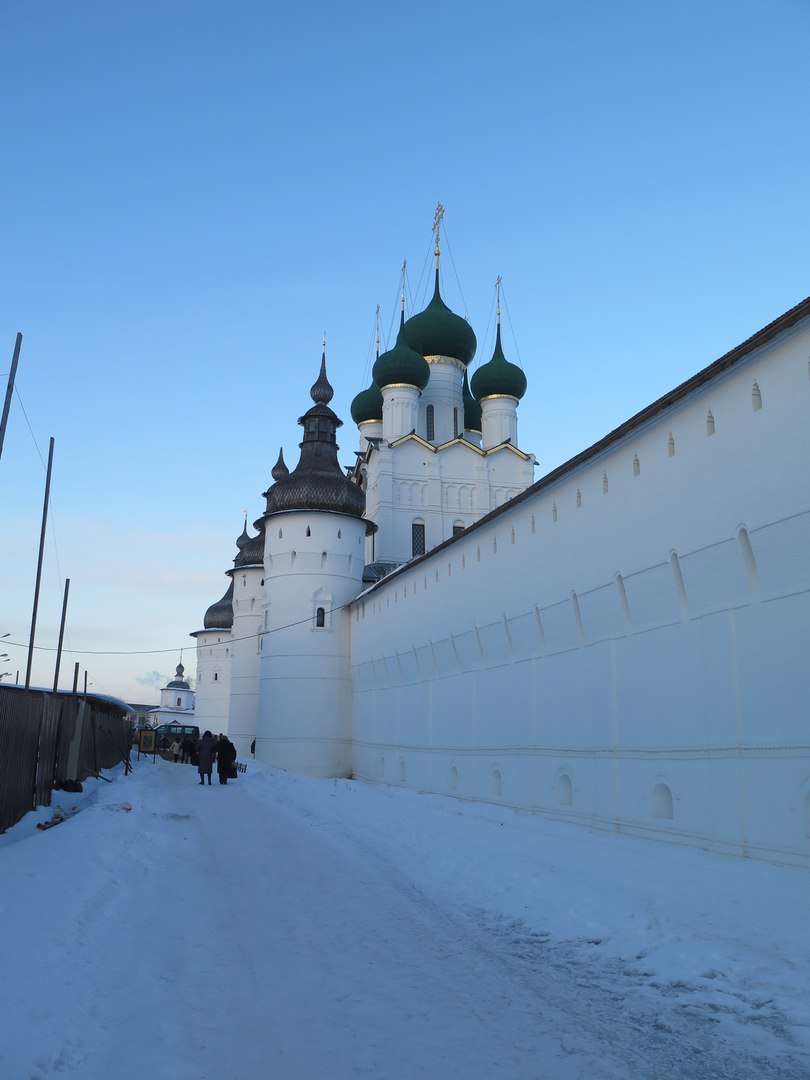 Монастырь съемки. Церковь в москве иван васильевич меняет профессию. Монастырь сериал. Иван васильевич кремль. Варлаамо-хутынский спасо-преображенский монастырь.