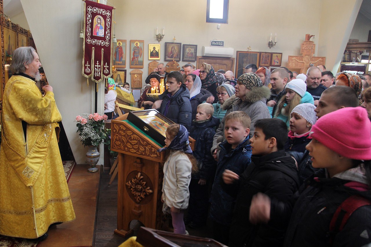 Для прихода храма Воскресения Словущего в Марьинском парке освящен иконостас ручной работы