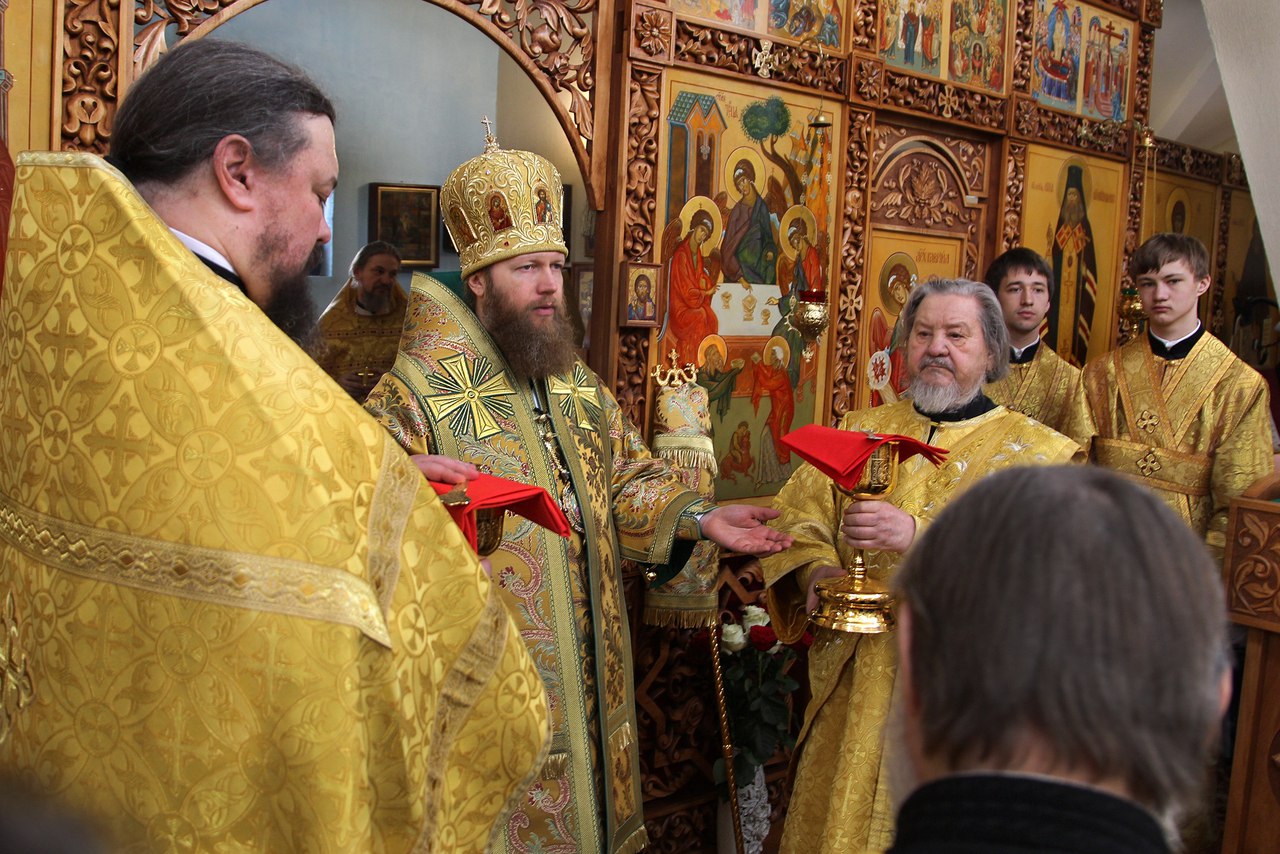 Для прихода храма Воскресения Словущего в Марьинском парке освящен иконостас ручной работы