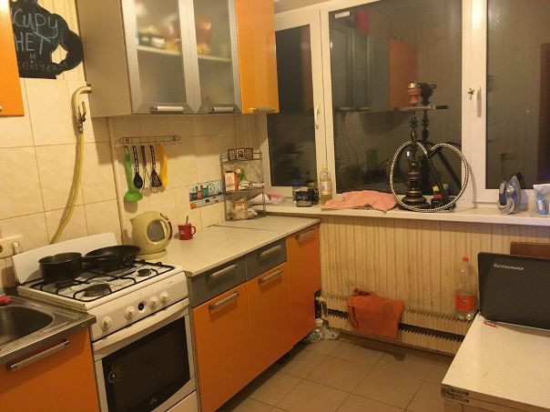 Добрый день, в связи со своим переездом в другой город сдаю комнату в районе ст.м. Новые Черемушки/Севастопольская <br>15 000 руб/мес, оплата вносится сразу за первый и последний <br>Комната в трехкомнатной квартире (в остальных комнатах живут 4 парня 20-28 лет) одному порядочному парню. <br>Адрес: Херсонская, 37. <br>В ежемесячные 15000 входят коммунальные услуги, не входят: свет и интернет (около 200 р в месяц) <br>В квартире есть все необходимое: гладильная доска, плита, холодильник, стиральная машина. <br>В комнате: несколько шкафов, кресло, двухспальная кровать. <br>Курят - на балконе подъезда. <br>Не агентство. - фото Фото: Добрый день, в связи со своим переездом в другой город сдаю комнату в районе ст.м. Новые Черемушки/Севастопольская <br>15 000 руб/мес, оплата вносится сразу за первый и последний <br>Комната в трехкомнатной квартире (в остальных комнатах живут 4 парня 20-28 лет) одному порядочному парню. <br>Адрес: Херсонская, 37. <br>В ежемесячные 15000 входят коммунальные услуги, не входят: свет и интернет (около 200 р в месяц) <br>В квартире есть все необходимое: гладильная доска, плита, холодильник, стиральная машина. <br>В комнате: несколько шкафов, кресло, двухспальная кровать. <br>Курят - на балконе подъезда. <br>Не агентство.