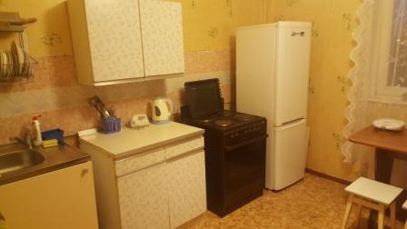 Фото: Сдам 1-комнатную квартиру БЕЗ КОМИССИИ (собственник). <br>!!!Агенты и посредники, НЕ беспокоить! Не тратьте моё и своё время!!!!!!!!!!!! <br> <br>Станция метро Братиславская в пешей доступности – 15 мин. <br>Квартира с балконом. Комната – 17м. Кухня – 10 м. Этаж – 3/12. <br>В квартире имеется бытовая техника (стиральная машинка, холодильник, чайник, утюг), мебель наборная (два дивана, шкаф, стол, стулья, кухонный гарнитур), посуда. Ремонт косметический был давно. Санузел раздельный. <br> <br>Развитая инфраструктура: поликлиника, школа, детский сад, магазины, кафе. Дюссельдорфский парк и Москва река в пешей доступности. <br> <br>Стоимость: 29 000р. + коммунальные платежи (счетчики). <br>Депозит 100%. <br> <br>Тел: 8-905-574-20-86 Антон.