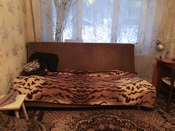 Фото: Сдаётся Койко место. Собственник! Заезд с 21 августа.<br>Москва,  Славянский бульвар или  Молодежная. <br>Ищем ДЕВОЧКУ  (парней, пары не рассматриваем!) на подселение в 2х комнатной квартире. Соседка по комнате молодая девушка, студентка. В комнате 2 дивана, кресло, большой шкаф, стол. Холодильник, стиральная машинка, СВЧ-печь на общем пользовании. Интернет- wi fi. В квартире типовой ремонт. Мебель 2000х годов. В другой комнате живу я с молодым человеком, дома практически не бываем. Рано уезжаем на работу, поздно приезжаем. <br> <br>В кварите животные (маленькая собака и коты), поэтому только для любителей животных!  Животных в сдаваемую комнату не пускаем. <br>Жкх, свет оплачивается отедельно, делится на всех. Интернет 500рмесяц так же оплачивается пополам (можно не платить, если не будите использовать).  Молодежная и  Славянский бульвар в 10 минутах езды на общ.транспорте  До м. Киевской ехать 20 минут на маршрутке. <br>Около дома зеленый парк с прудом , в пешей доступности аптека , продуктовый магазин , бассейн , фитнес клуб , банк , кафе , платформа Рабочий поселок . На Молодежной новый большой ТЦ Кунцево плаза (Ашан), на Славянском бульваре ТЦ Океания, на Киевской ТЦ Европейский  <br> <br>От вас требуется немного адекватности , платежеспособность, любовь к животным, не конфликтность и чистоплотность на уровне 