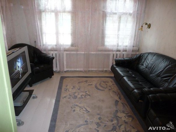 Фото: СДАЮ ТЁПЛЫЙ ДОМ ПО ЦЕНЕ КОМНАТЫ.<br>(10 тысяч рублей в месяц)<br><br>Тёплый дом, 21 км от Москвы по Щёлковскому шоссе. Двухэтажный деревянный дом в тихой жилой деревне (рядом Чкаловская, от Щёлково 2 км), общ. пл. 60 кв.м., комнаты 8, 10, 15 м, веранда 17, кухня 7, душ (еврокабина), магистральный газ и водопровод, АГВ, хорошая современная мебель, холодильник, стиральная машина, Интернет Wi-Fi (выделенка, любая скорость).<br><br>Туалет в доме, отапливаемый, на втором этаже (туда ведёт крутая лестница).<br><br>Забор сплошной высотой 2 метра, стоянка для машины. 15 минут пешком от железнодорожной станции