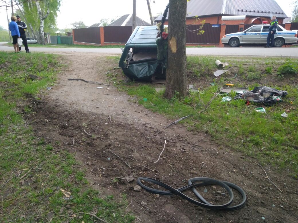 На огромной скорости внедорожник влетел в деревья На огромной скорости внедорожник влетел в деревья