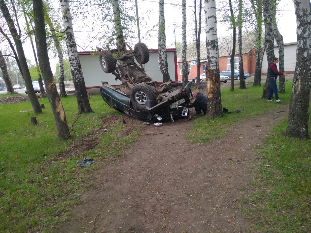 На огромной скорости внедорожник влетел в деревья На огромной скорости внедорожник влетел в деревья