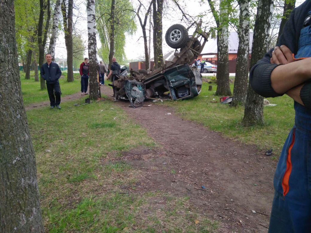 На огромной скорости внедорожник влетел в деревья На огромной скорости внедорожник влетел в деревья