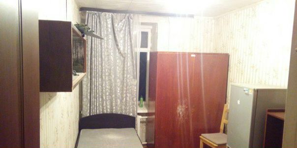 Сдается комната в двухкомнатной квартире для одной <br>девушки в 15 минутах пешком от метро Люблино. <br>ПРОЖИВАНИЕ БЕЗ ХОЗЯЕВ. <br>В соседней комнате проживает молодая девушка с кошкой. <br>Двушка работает, дома появляется редко. <br>В комнате есть кровать, телевизор, рабочий стол, шкаф, холодильник. <br>В квартире имеется стиральная машина автомат, интернет. <br>Варианты с животными <br>обговариваются лично с собственником. <br> <br>Цена 13 000 вместе с коммунальными платежами. <br>БЕЗ ЗАЛОГА <br>Комиссия 50% <br>Звоните 8(965) 312-17-06 - фото Фото: Сдается комната в двухкомнатной квартире для одной <br>девушки в 15 минутах пешком от метро Люблино. <br>ПРОЖИВАНИЕ БЕЗ ХОЗЯЕВ. <br>В соседней комнате проживает молодая девушка с кошкой. <br>Двушка работает, дома появляется редко. <br>В комнате есть кровать, телевизор, рабочий стол, шкаф, холодильник. <br>В квартире имеется стиральная машина автомат, интернет. <br>Варианты с животными <br>обговариваются лично с собственником. <br> <br>Цена 13 000 вместе с коммунальными платежами. <br>БЕЗ ЗАЛОГА <br>Комиссия 50% <br>Звоните 8(965) 312-17-06