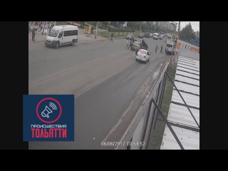 Под колеса автомобиля попала молодая мама с годовалым ребенком.