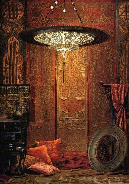Мариано Фортунь-и-Мадрасо (исп. Mariano Fortuny y Madrazo, 1871- 1949) Абажуры для светильников Фортунь создавал из шёлка собственного изготовления. Этот шелк производили на фабрике специально открытой для этих целей в 1919 году на одном из венецианских островов. Вскоре в Париже и Лондоне появились шоу-румы Фортуни, в которых выставлялись ткани, одежда и светильники. Их невозможно ни с чем перепутать до сих пор — благодаря «фирменному» опаловому цвету абажуров, узнаваемым узорам и шёлковым шнурам с кистями и стеклянными бусинами. 