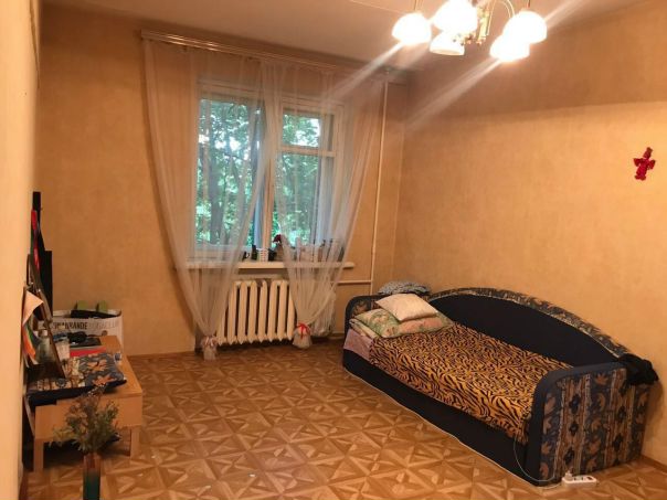 Сдается уютная, просторная комната в трехкомнатной квартире, м. Полежаевская. <br> <br>Площадь комнаты 16 м2, окна на две стороны. В комнате спальное место, шкаф, тумба (как на фото). Кухня 9 м2. Санузел раздельный, просторный. <br> <br>Расположение <br>Проспект Маршала Жукова, 2 остановки до ст. МЦК Хорошево и 4 остановки до м. Полежаевская (10 и 20 минут пешком соответственно). Общественный транспорт ходит регулярно. Продуктовые магазины в соседних домах, Сбербанк через дорогу. Зеленый двор. <br> <br>Ищем женщину 30-42 лет. <br> <br>Вашими соседками будут 2 интеллигентные девушки, работающие, чистоплотные, гражданство РФ, шумных вечеринок не устраивают, уважают личное пространство друг друга. Собственно такие же требования к вам. <br> <br>Цена: 15 тыс плюс свет, вода. Без комиссии. <br> <br>Тел. 8-967-162-57-04; 8-926-143-55-57 Елена - фото Фото: Сдается уютная, просторная комната в трехкомнатной квартире, м. Полежаевская. <br> <br>Площадь комнаты 16 м2, окна на две стороны. В комнате спальное место, шкаф, тумба (как на фото). Кухня 9 м2. Санузел раздельный, просторный. <br> <br>Расположение <br>Проспект Маршала Жукова, 2 остановки до ст. МЦК Хорошево и 4 остановки до м. Полежаевская (10 и 20 минут пешком соответственно). Общественный транспорт ходит регулярно. Продуктовые магазины в соседних домах, Сбербанк через дорогу. Зеленый двор. <br> <br>Ищем женщину 30-42 лет. <br> <br>Вашими соседками будут 2 интеллигентные девушки, работающие, чистоплотные, гражданство РФ, шумных вечеринок не устраивают, уважают личное пространство друг друга. Собственно такие же требования к вам. <br> <br>Цена: 15 тыс плюс свет, вода. Без комиссии. <br> <br>Тел. 8-967-162-57-04; 8-926-143-55-57 Елена