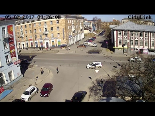 Петрозаводск. Парень на мопеде врезался в иномарку.