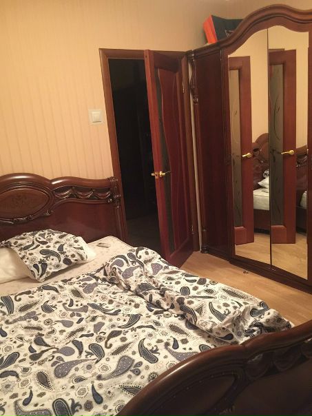 Фото: Срочно ищем чистоплотного, доброго и веселого соседа! проживаем в 3комн квартире с очень хорошим ремонтом. В комнате есть двуспальная кровать, шкаф, комод, тв, кондиционер и тумба)) с/у раздельный, джакузи, светлая хорошая кухня, большой коридор. Предпочтение отдаём человеку с хорошим чувством юмора и позитивным взглядом на мир Также в доме проживает маленький собаченок, который скоро превратится в огромного пса <br>Район Левобережный, Химки, Совхозная 8. До метро Речной вокзал (зелёная ветка) с завидной регулярностью ходят автобусы МосГорТранса, 10-15мин. Возле дома ЭКО-берег, спортивные площадки, развита инфраструктура. Стоимость комфортного проживания 16тыс руб плюс интернет. Сосед, найдиииись!!!<br> Rathil