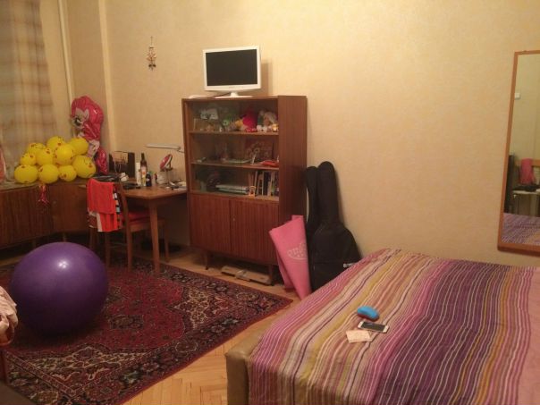 Фото: Сдаётся комната (20 м2) в 2х комнатной квартире рядом с метро ВДНХ (2 мин пешком) для одной спокойной, некурящей, порядочной, аккуратной, любящей чистоту и порядок, платежеспособной девушки до 35 лет без животных, без вредных привычек. <br>В комнате косметический ремонт, двуспальная кровать, диван, гардероб, балкон, стол, стул, маленькая тумба, зеркало. Комнаты изолированные. <br>Внимание! Въезд с 3-9 сентября.<br>Район очень хороший. Рядом парк ВДНХ, Останкино, несколько продуктовых магазином разного уровня, Проспект Мира.<br>Ежемесячная оплата 24.000+ вода/ свет/интернет- максимум 1000+ депозит (24.000 р.). <br>Будут вопросы- пишите, звоните!<br>Во второй комнате живёт девушка, юрист, 29 лет.<br> Калугина