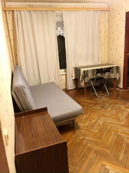 Фото: Со 2 сентября сдаётся большая (20кв м) смежная комната строго одной девушке (РФ, без домашних животных).<br>В комнате есть диван - кровать , стол , два комода, шкаф, зеркало.<br>Стоимость 13 тыс. в месяц (оплата за первый месяц+депозит). Свет и вода платится по счётчикам. Есть холодильник ,кухня с газовой плитой, раздельный сан - узел и стиральная машинка. <br>Адрес:<br>м. Беляево (район юго-западный, коньково), ул введенского д. 26/1<br>Первый этаж , район зеленый , напротив детская площадка, рядом пруд и спорт площадки, 12 мин до метро Беляево пешком. Соседи дружелюбные девушки. <br>Обращаться по тел. 89161224214<br>Показ в будни после 20.00 и в выходные.<br> Зеленько