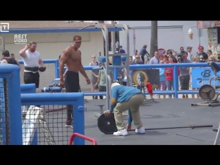 Дед пришел на Muscle Beach, чтобы показать на что он способен
