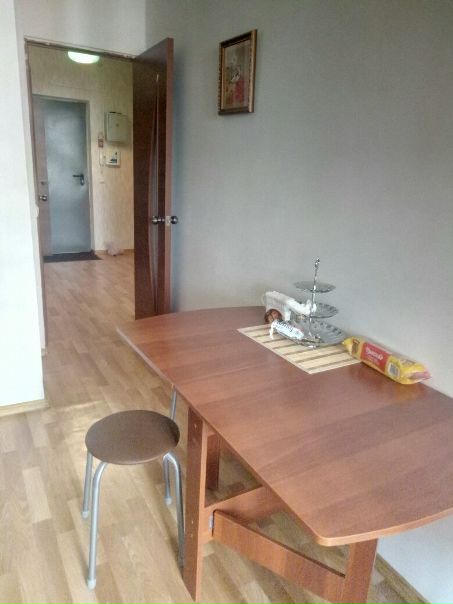 Сдаётся однокомнатная от собственника квартира в новом доме на проспекте Вернадского (600 метров от метро).<br><br>Квартира располагается на десятом этаже 23-х этажного монолитного дома.<br><br>Рядом пруды, парк и детские площадки.<br><br>Квартира новая, в ней ещё никто не жил.<br><br>Жилая комната - 20 метров, кухня 10. Лоджия с кухни. Общая площадь 37.9 кв.м. Есть вся необходимая для жизни мебель и техника. Рассмотрим строго славян.<br><br>Стоимость квартиры 33 тыс. Депозит 33.000 можно разбить на два месяца. Заключение договора.<br>Квартира сдаётся примерно на полгода, дальше она будет продаваться.<br><br>По всем вопросам звоните 89160568286 Наталия<br> Кожевникова - фото Фото: Сдаётся однокомнатная от собственника квартира в новом доме на проспекте Вернадского (600 метров от метро).<br><br>Квартира располагается на десятом этаже 23-х этажного монолитного дома.<br><br>Рядом пруды, парк и детские площадки.<br><br>Квартира новая, в ней ещё никто не жил.<br><br>Жилая комната - 20 метров, кухня 10. Лоджия с кухни. Общая площадь 37.9 кв.м. Есть вся необходимая для жизни мебель и техника. Рассмотрим строго славян.<br><br>Стоимость квартиры 33 тыс. Депозит 33.000 можно разбить на два месяца. Заключение договора.<br>Квартира сдаётся примерно на полгода, дальше она будет продаваться.<br><br>По всем вопросам звоните 89160568286 Наталия<br> Кожевникова