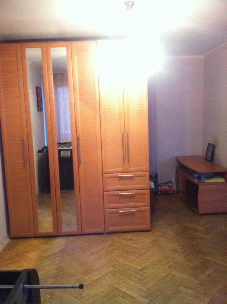 Фото: Новые жильцы, найдитесь! СДАЕМ СРОЧНО, заселяем до 26.06 или до 5.07 <br>Описание квартиры : 2-шка (примерно 40 кв м) 5 минут от метро КаховскаяСевастопольская на маршруткеавтобусе или 10-15 мин пешком <br>уютная, смежная (проходной зал, отдельная спальня, есть кладовка для вещей, гарнитур на кухне, микроволновка, стиральная машинка, холодильник, утюг, гладильная доска и прочие удобства для жизни! Окна деревянные, но зимой тепло. Ищем на подселение порядочных людей ( пару или приличных студентов БЕЗ ДОМАШНИХ ЖИВОТНЫХ) . В комнате (смежной) есть все необходимое : диван раздвижной (2-х местный), стол компьютерный, стенка, 2 больших зеркала в пол, велотренажёр, ,тумба,комьютерный стол со стулом. тюль и золотые шторы из шелка.( фото прикреплено) В Спальне большая кровать, стенка, отдельное большое зеркало, тюль, тубмочка . <br>Условия: ищем хороших , адекватных людей.. <br>Обязательно: 1) своевременная оплата <br>2) чистота !!! <br> <br>Стоимость : 32 000р, в месяц + такой же депозит (разбивается на 2 месяца , оно вам зачтётся в последний месяц проживания или вернется с выездом ) <br>СДАЕМ СРОЧНО, заселяем до 26.07 или 5.07 <br>Звоните 8977 565 06 34 лили пишите в лс! Смотрите! Заселяйтесь! АГЕНТАМ НЕ ЗВОНИТЬ!