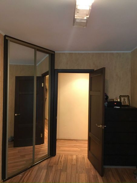 Сдадим комнату в 3х комнатной квартире. Сестра съехала с комнаты , теперь ищем девушку в хорошую, просторную комнату. В комнате есть всё, кроме кровати, но это не проблемаесли вам понравится сама комната и квартира вообщем , кровать Хозяйка купит и привезёт. До метро рязанский проспект 15 минут. В квартире есть всё для комфортного проживания. Зал общий для всех <br>Мы семейная пара в браке, с милым котом цена комнаты 21 тыс.руб. <br>Пишите в личку , если есть вопросы, комментарии не вижу. - фото Фото: Сдадим комнату в 3х комнатной квартире. Сестра съехала с комнаты , теперь ищем девушку в хорошую, просторную комнату. В комнате есть всё, кроме кровати, но это не проблемаесли вам понравится сама комната и квартира вообщем , кровать Хозяйка купит и привезёт. До метро рязанский проспект 15 минут. В квартире есть всё для комфортного проживания. Зал общий для всех <br>Мы семейная пара в браке, с милым котом цена комнаты 21 тыс.руб. <br>Пишите в личку , если есть вопросы, комментарии не вижу.