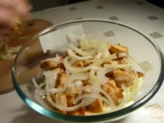 КАРТОШКА С КУРИНЫМ МЯСОМ, ЗАПЕЧЁННАЯ В ДУХОВКЕ.