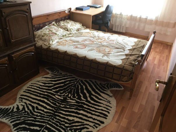 Фото: Срочно!! Сдаётся на длительный срок 3-х комнатная квартира (2 раздельные спальни, 1 гостиная) в 7-10 мин. ходьбы от метро Краснопресненская. Квартира с хорошим ремонтом, полностью меблирована. Во дворе детский сад и школа. 9 этаж 10 этажного дома. <br>70 000 руб. + свет, вода по счетчикам. Депозит за последний месяц. Агентам просьба НЕ беспокоить. <br>Справки по телефону: 89286558467.<br> Ижаева